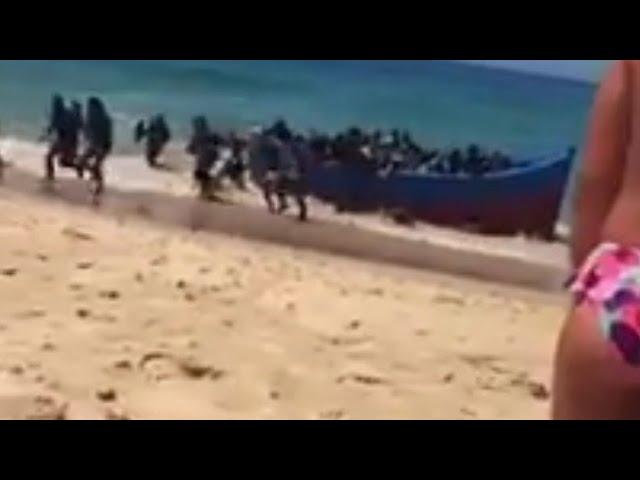 The moment of the arrival of secret Moroccan immigrants to the coast of Spain