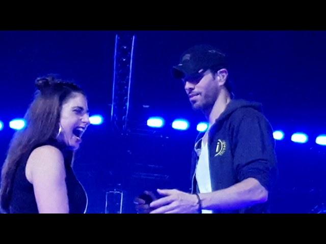 Enrique Iglesias - Hero - fan kissing with Enrique