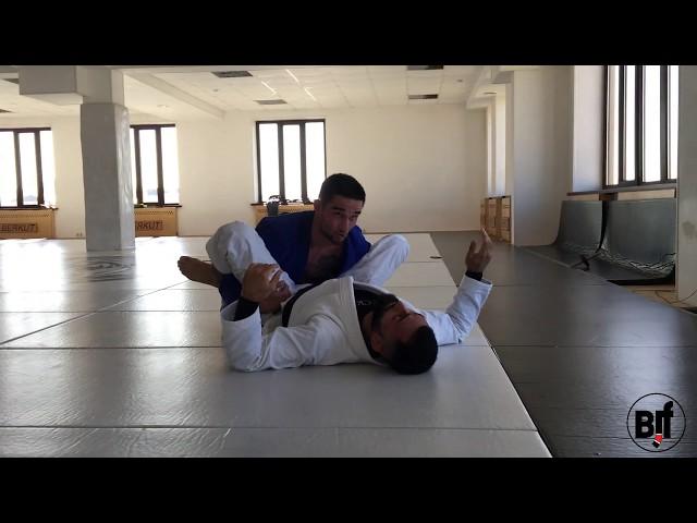 Али Магомедов. Урок о линии сгиба и о проходе ower-under в клубе Berkut BJJ