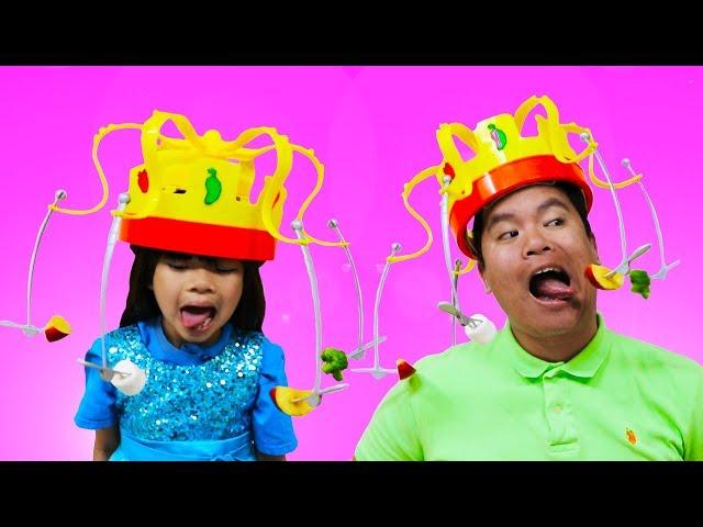 Emma Pretend Play CHOW CROWN Toy w Real Food