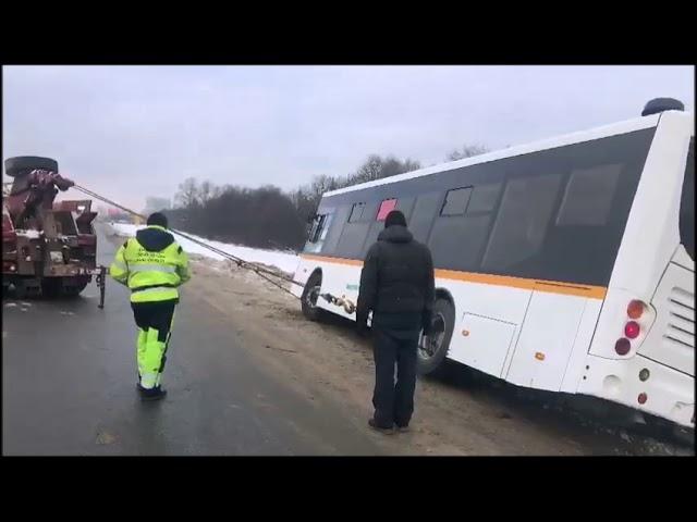 Грузовая эвакуация автобуса из кювета