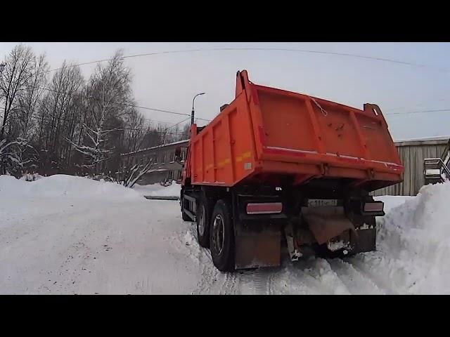 Засыпало снегом дорогу!!! Фуры буксуют, помогаю им доехать до загрузки или выгрузки!