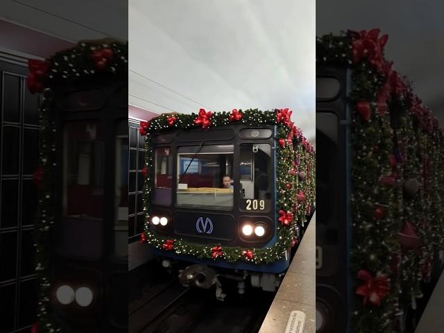 Новогодний поезд в метро Петербурга