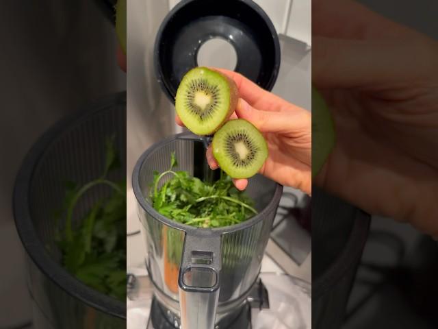 Cold Pressed Green Juice Recipe Nama J2 Juicer Discount code RIANE85 #healthylifestyle #juicewrld