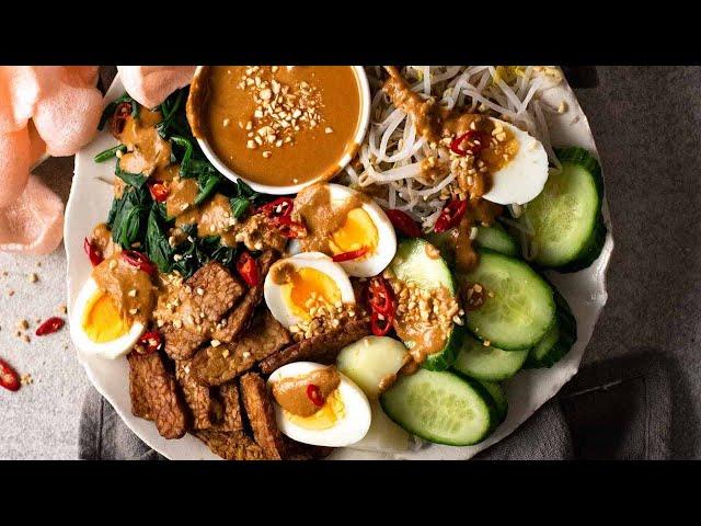 Gado Gado (Indonesian Salad with Peanut Sauce)