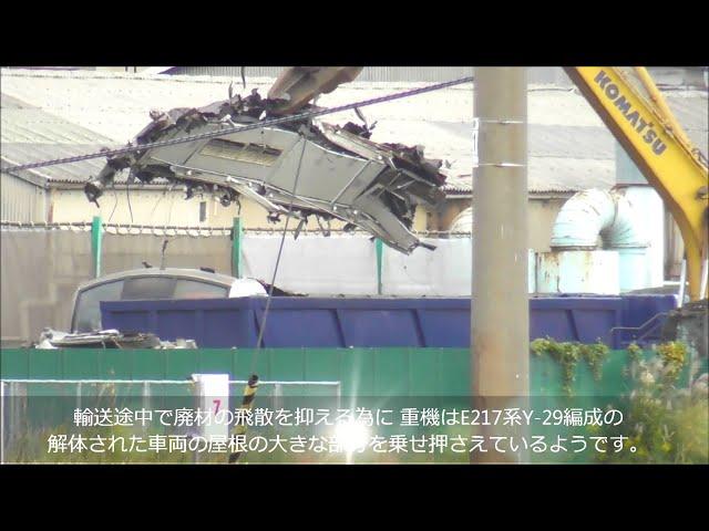 217系電車の解体廃材をﾄﾗｯｸに積み込中！入場中の飯山線のキハ110系が構内移動する！2024.11.5 JR長野総合車両センター　　panasd 3484