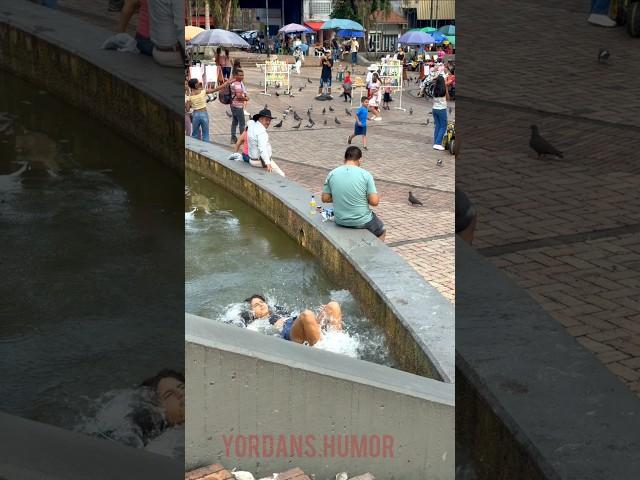 Una sirena en piscina️️ broma de humor