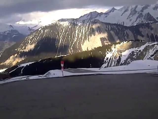 un jet decole de l altiport de courchevel