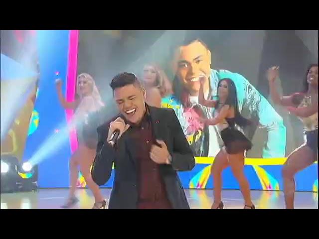 Felipe Araújo canta os seus sucessos no palco do Legendários