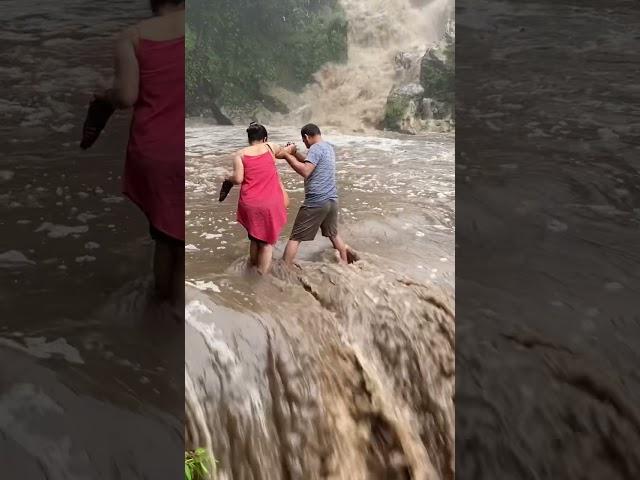 Shocking video: Tourists Rescued from Kempty fall| Mussoorie| Uttarakhand