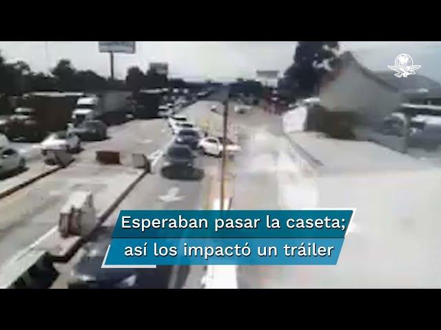 Así fue el momento en que tráiler se impacta en caseta de la autopista México-Puebla