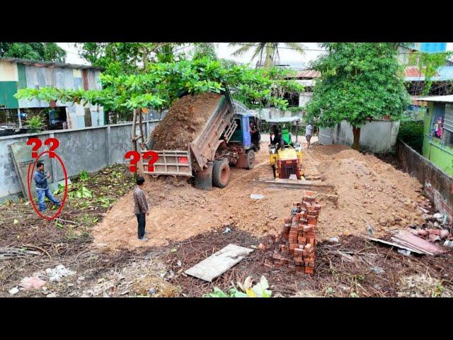 Quickly Working Bulldozer Clean Up The Trash Before 5T Dump Truck Pouring Soils For Construction New