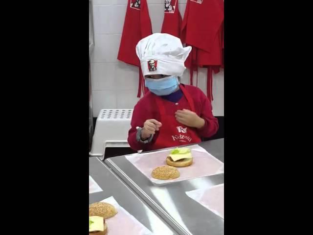 KFC chef asst Sapphire Yu Nguyen making her own burger2 KidZania Singapore