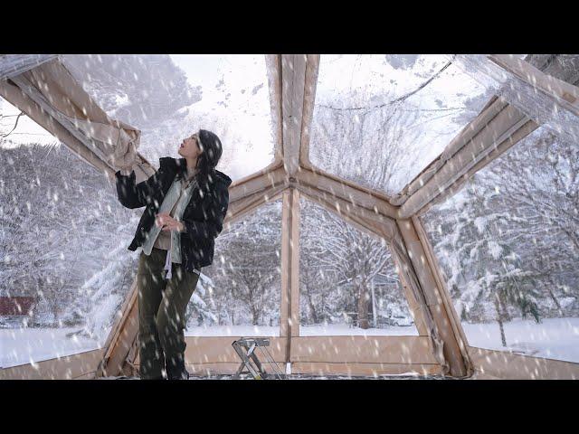 Solo camping in heavy snow using a new inflatable tent with a transparent ceiling