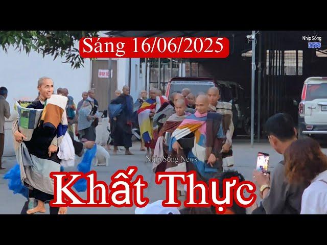 Sư Minh Tuệ nhìn đất trời khất thực sáng 16/06 có phật tử thương thầy bật khóc hu hu