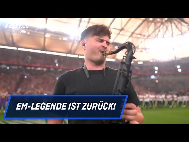 Andre Schnura rockt die deutsche Hymne mit dem Saxophon