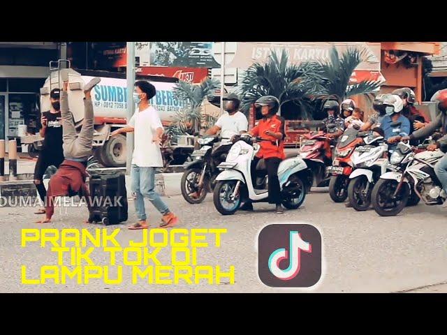 PRANK JOGET TIK TOK DI LAMPU MERAH(DUMAIMELAWAK) VIRAL BIKIN NGAKAK