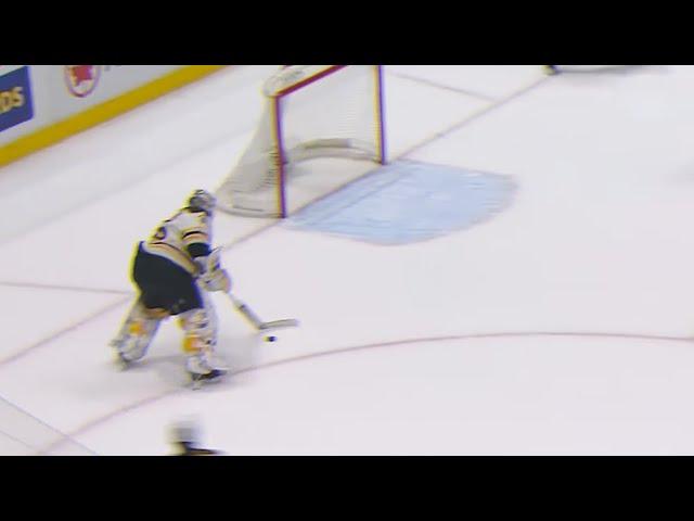 It's a GOALIE GOAL for Ullmark!