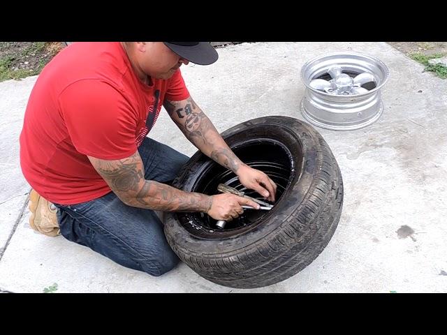 How to take a tire off the rim really easy / How to put a tire on a rim