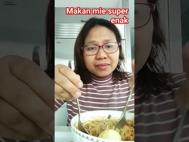 Jeng Widi makan siang