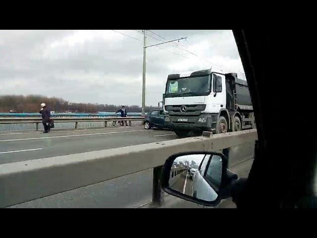 Причина большой пробки в Киеве с левого на правый берег: с участием грузовика и легковушки. Малолитр