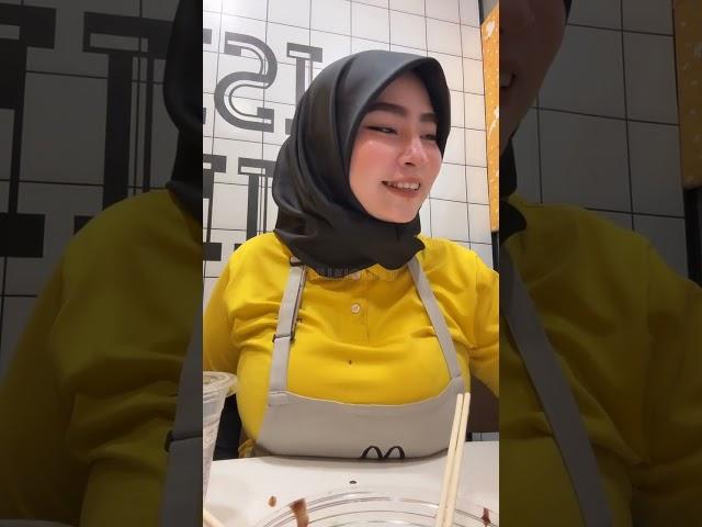 Blackmarria Disajikan Diatas Meja TikTok Live