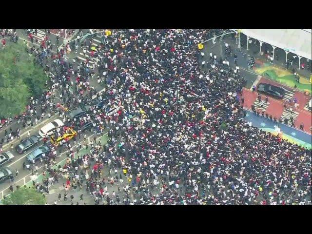 Massive crowds flood NYC streets amid Twitch giveaway