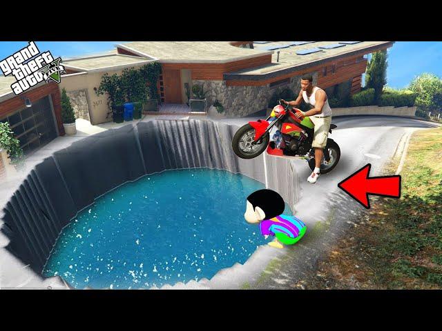 GTA 5 : Franklin Found A Big Water Hole Outside Franklin House In GTA 5 ! (GTA 5 Mods)