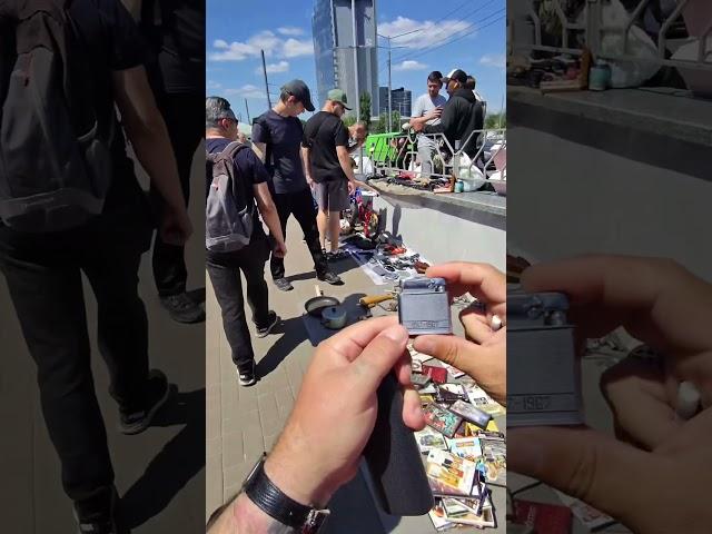 Старые вещи на барахолке