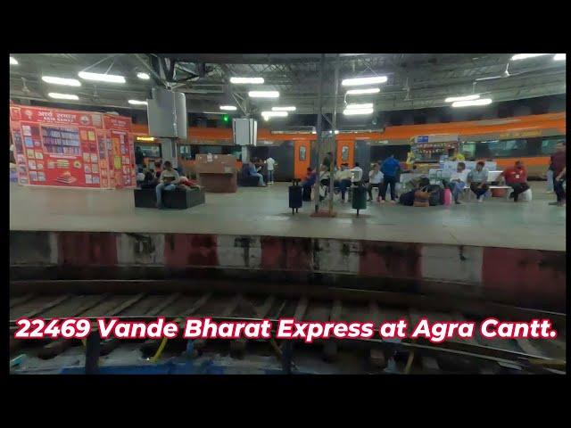 22469 Khajuraho - Hazrat Nizamuddin Vande Bharat Express Arrived Agra Cantt. #vandebharat