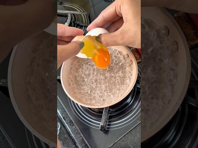 After learning to fry eggs in water, I never used oil again #tricks #egg #lifehacks #lifetips #tips