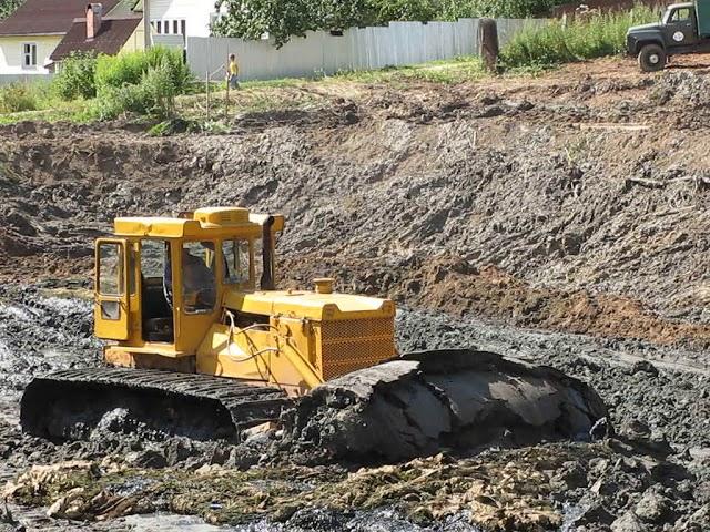 Бульдозер болотник и Драглайн чистят пруд. The bulldozer wading and Dragline clean the pond.