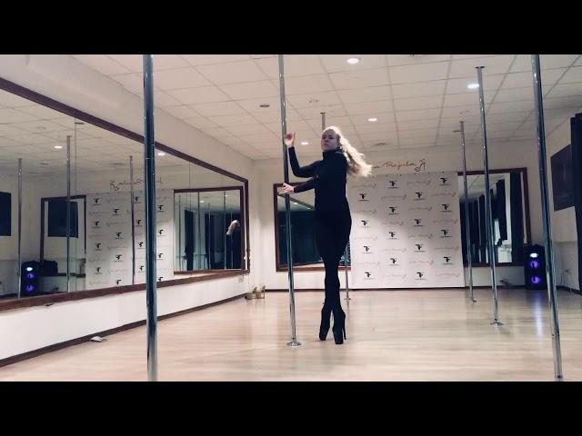 Exotic pole dance/ Julia Pajula