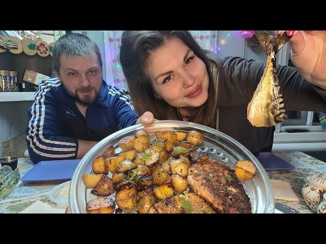 Мукбанг/ Mukbang на даче. Стейки, скумбрия, овощи.Обсуждаем чем заняться зимой. Завтра едем домой