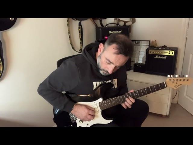 What does Amazon’s £29.99 Rockburn Strat sound like through a small valve amp?