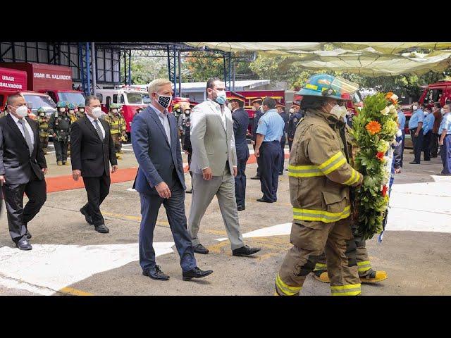 El Salvador y de EE. UU. rinden homenaje a bomberos fallecidos el 11 de septiembre