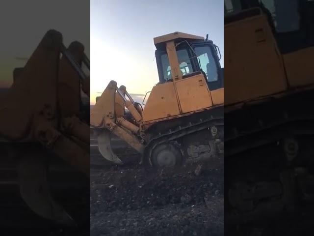 Бульдозер Komatsu D275-A5 в работе