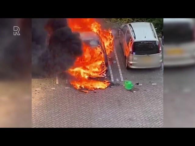 Man blust tevergeefs autobrand met groene gieter