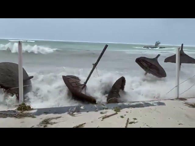 Wind of 280 km/h and huge waves! Powerful cyclone Freddy hit Mauritius