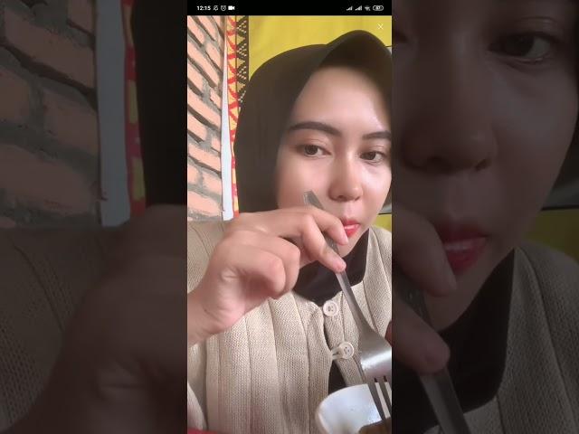 jilbab awlea live bigo lagi makan, bibirnya menggoda.. #jilbab#viral#live#bigo