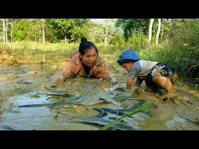 Single mother and baby go catch fish in abandoned pond, catch a lot of fish