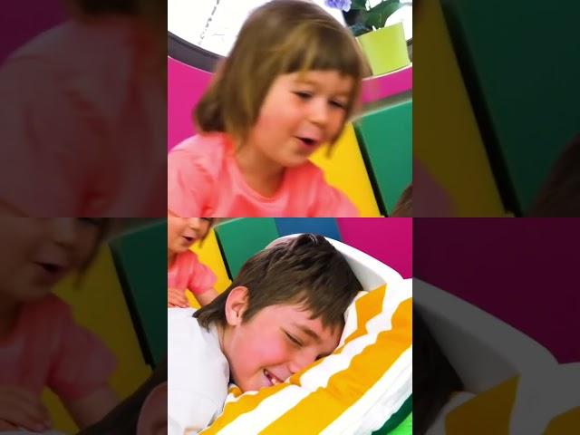 Как помочь Адриану? Бьянка в роли доктора! #куклы #длядетей #игрыдлядетей #машакапуки #бьянка