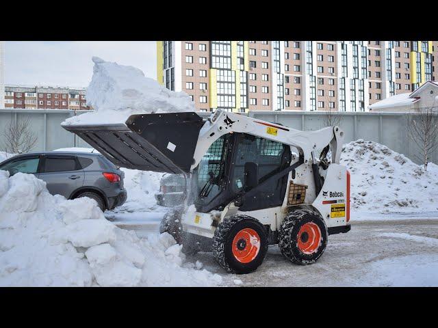 Мини-погрузчик Bobcat S530. Уборка снега. / Bobcat S530 side-turn loader. Snow removal.