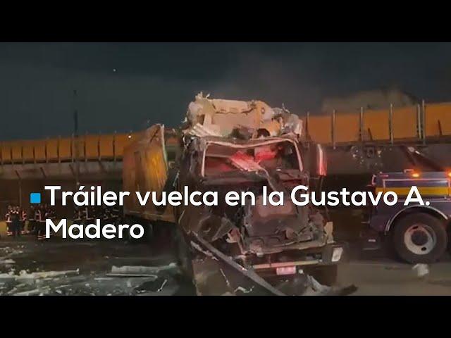 #MientrasDormía | Tráiler con más de 10 toneladas de pollo vuelca en la alcaldía Gustavo A. Madero