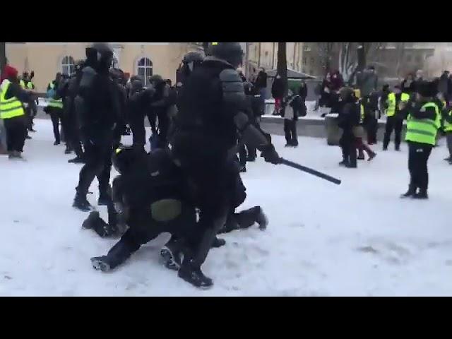 Митинг в Москве 31 января  Мужчину жестко избили при задержании