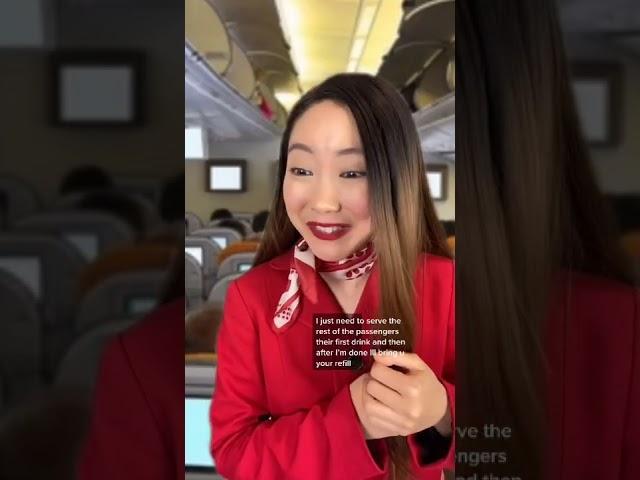 @jeenie.weenie  Маленькая девочка показывает запрещенный знак пассажиру самолета 