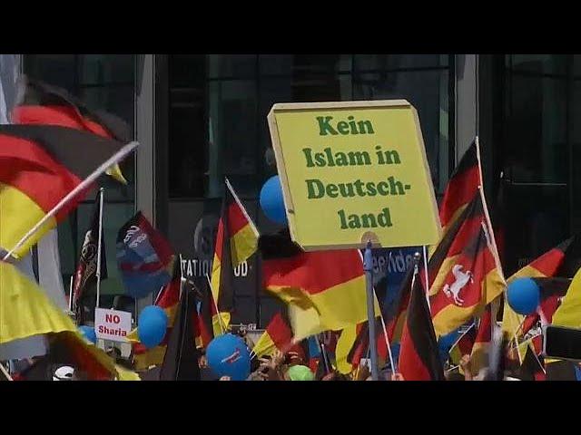 Etwa 25.000 Gegner und 5.000 AfD-Anhänger in Berlin