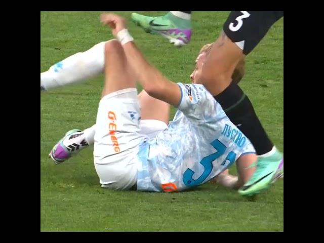 Грязный прием от Тормены. Боль проступает через экран.#football