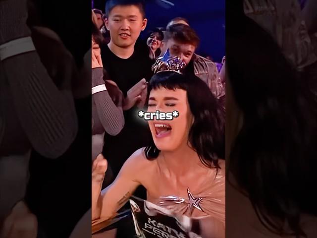 Katy Perry GIFTS a fan FREE TICKETS 🫶