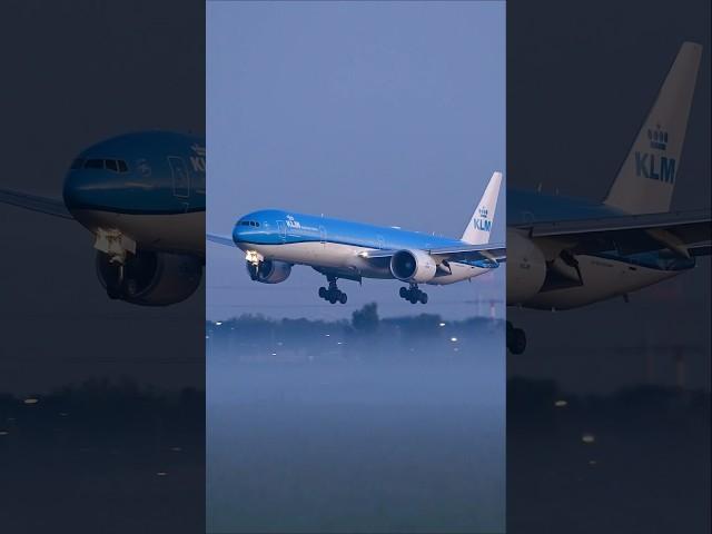 GROUND FOG️ Seeing the KLM Boeing 777-300ER landing on runway 18R #planespotting #shorts #aviation